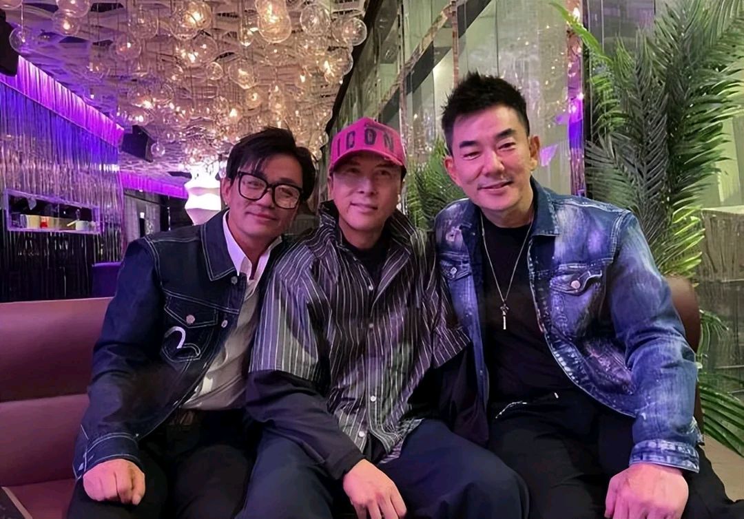 甄子丹晒与王宝强任贤齐合照,三人搭肩合影友谊情深,王宝强最帅