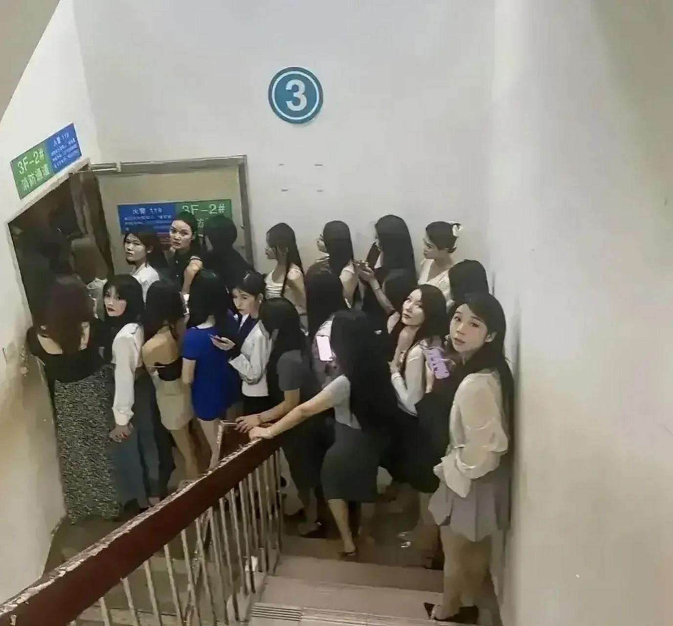 医院,一堆女孩排队做妇科检查,让人匪夷所思.