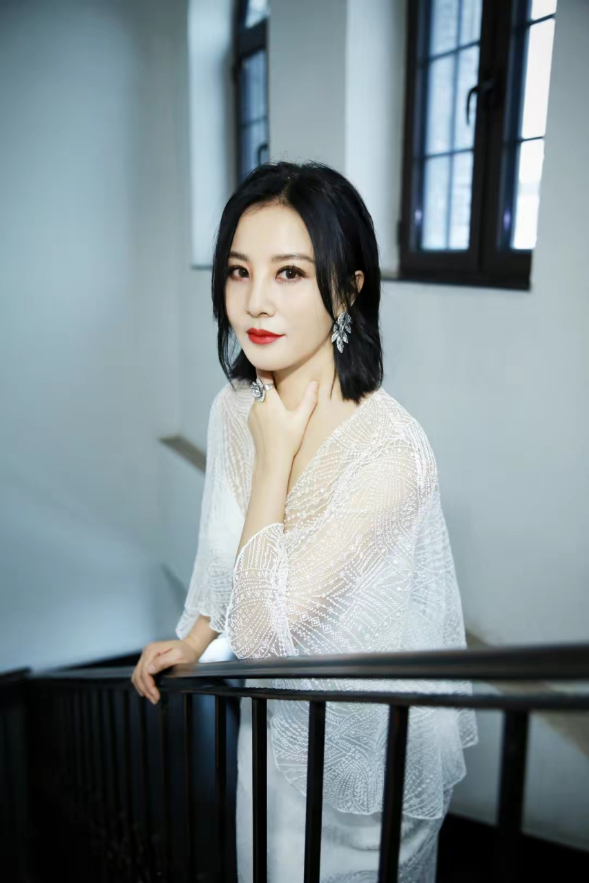 54岁陶红近照曝光:身材丰满犹如水蜜桃,吸睛又亮眼