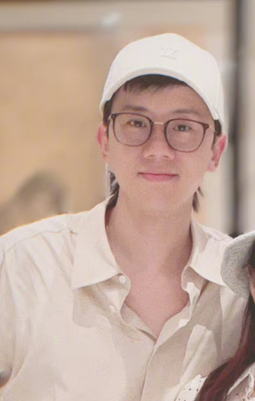 张杰和张靓颖一起过节,两人合影都是素颜,状态还不错.