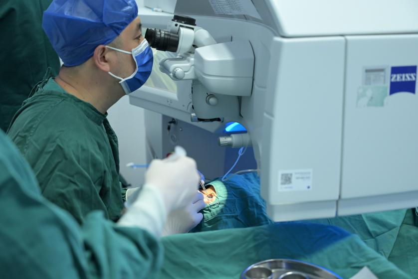 助外科医生重回手术台 全视觉受高知群体青睐