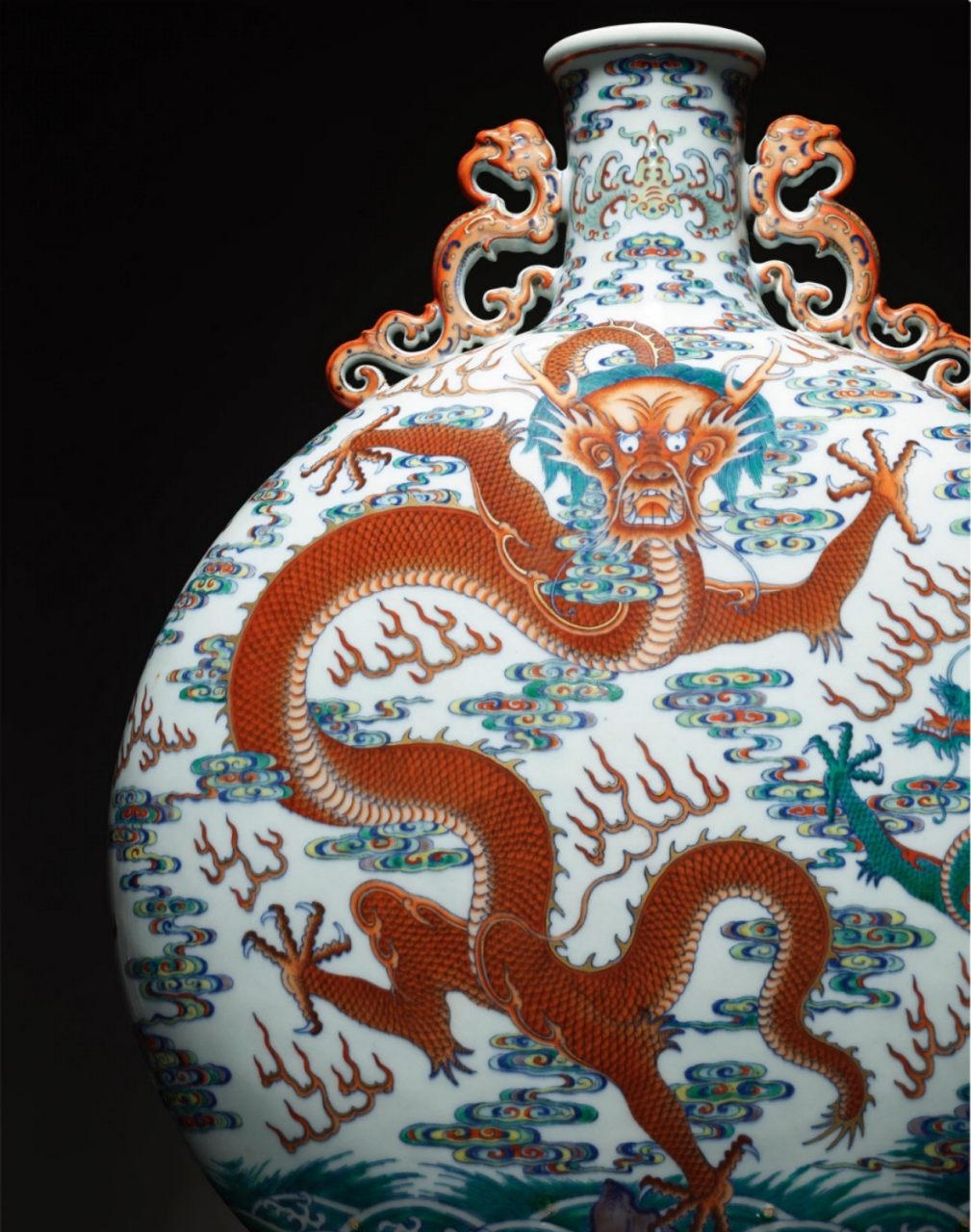 2亿的"清乾隆·斗彩苍龙教子图夔龙耳抱月瓶,高51cm,此物大气十足,龙