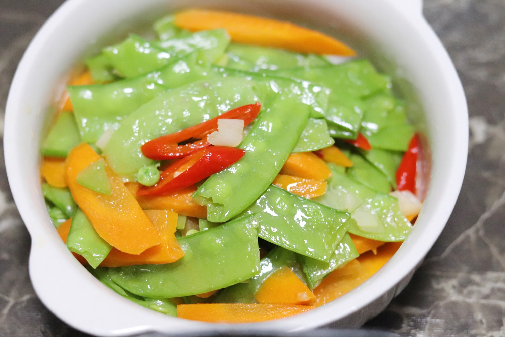 4口之家的晚餐,都是家常菜,清淡不失营养,有人说抠门有人向往