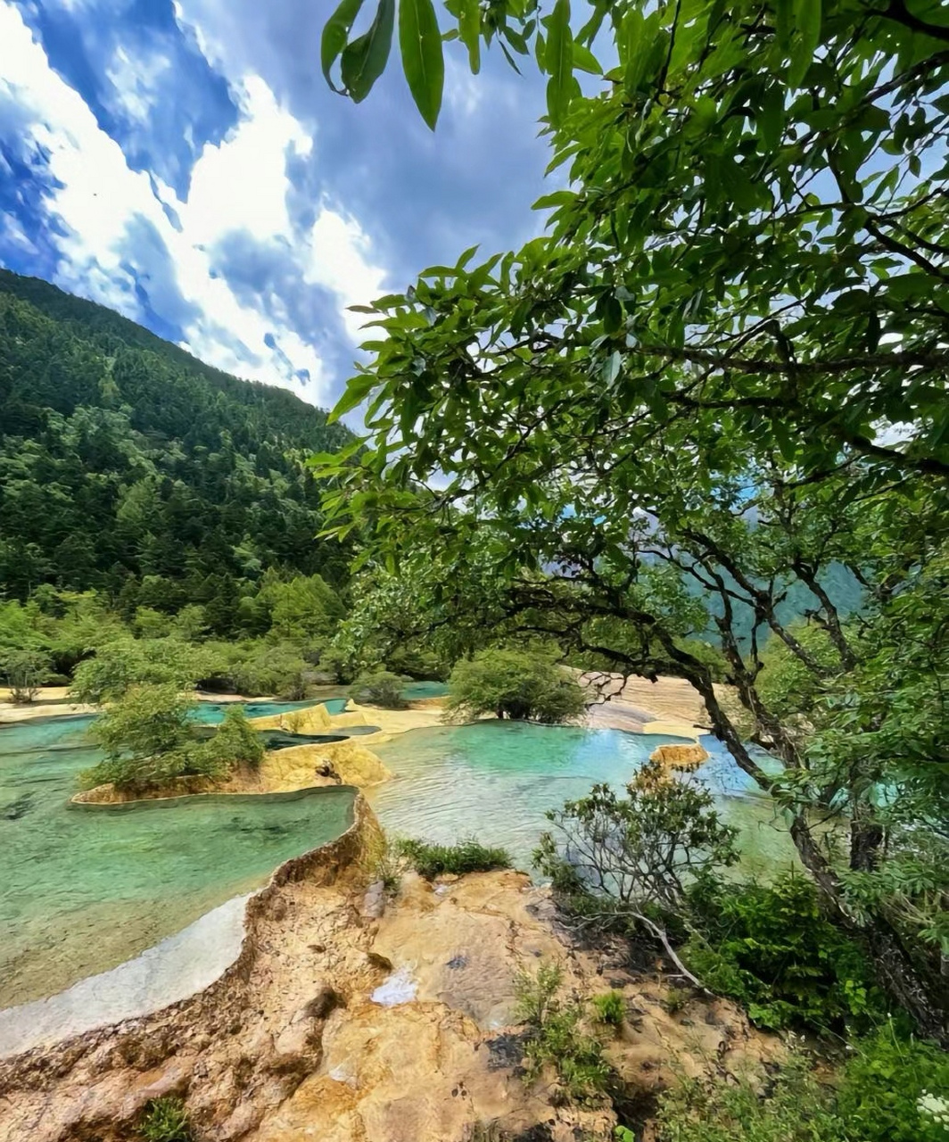 四川阿坝州黄龙风景区被誉为!