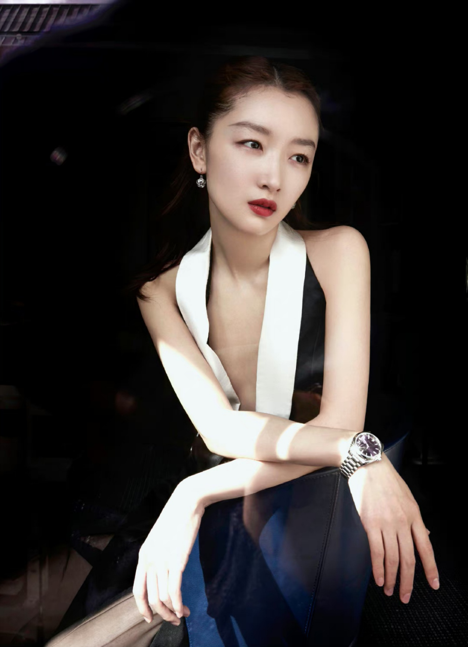 周冬雨# 一袭黑色抹胸裙,甜美酷辣,不管衣服有多性感,仍是少年感首沣