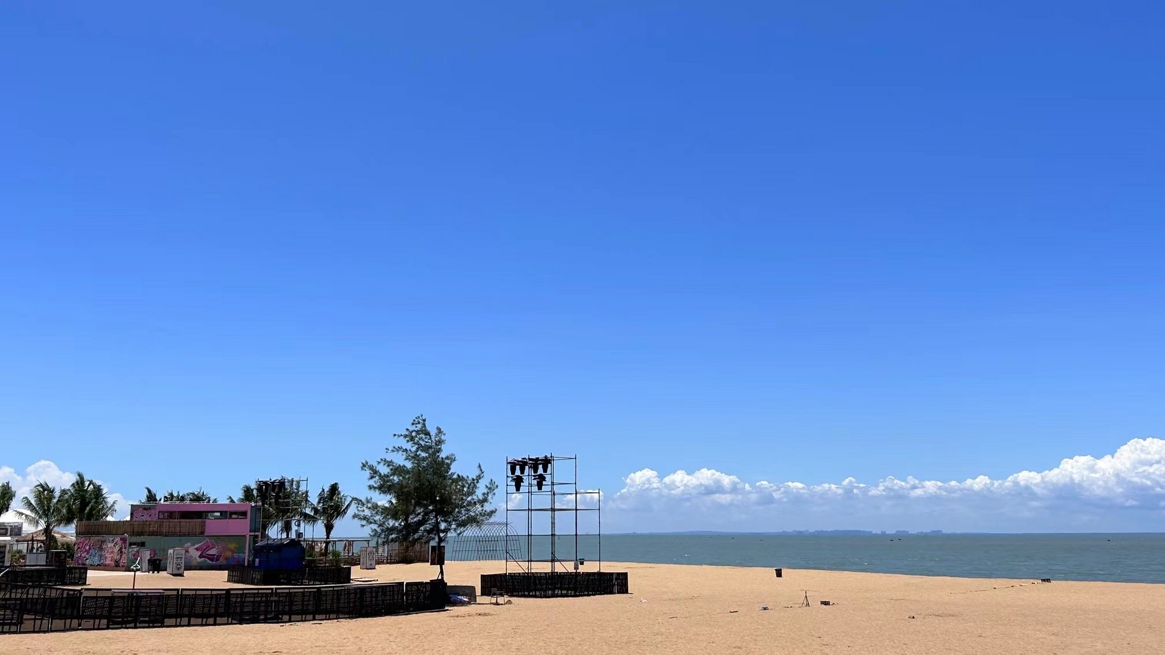 书上说:人都是半人半鬼,凑近了谁都没法看.