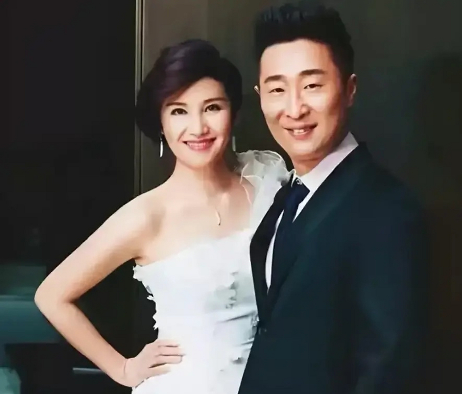 [月亮]有一次,林永健跟妻子吵架,脱口而出:"你这副丑相,是我瞎了眼才