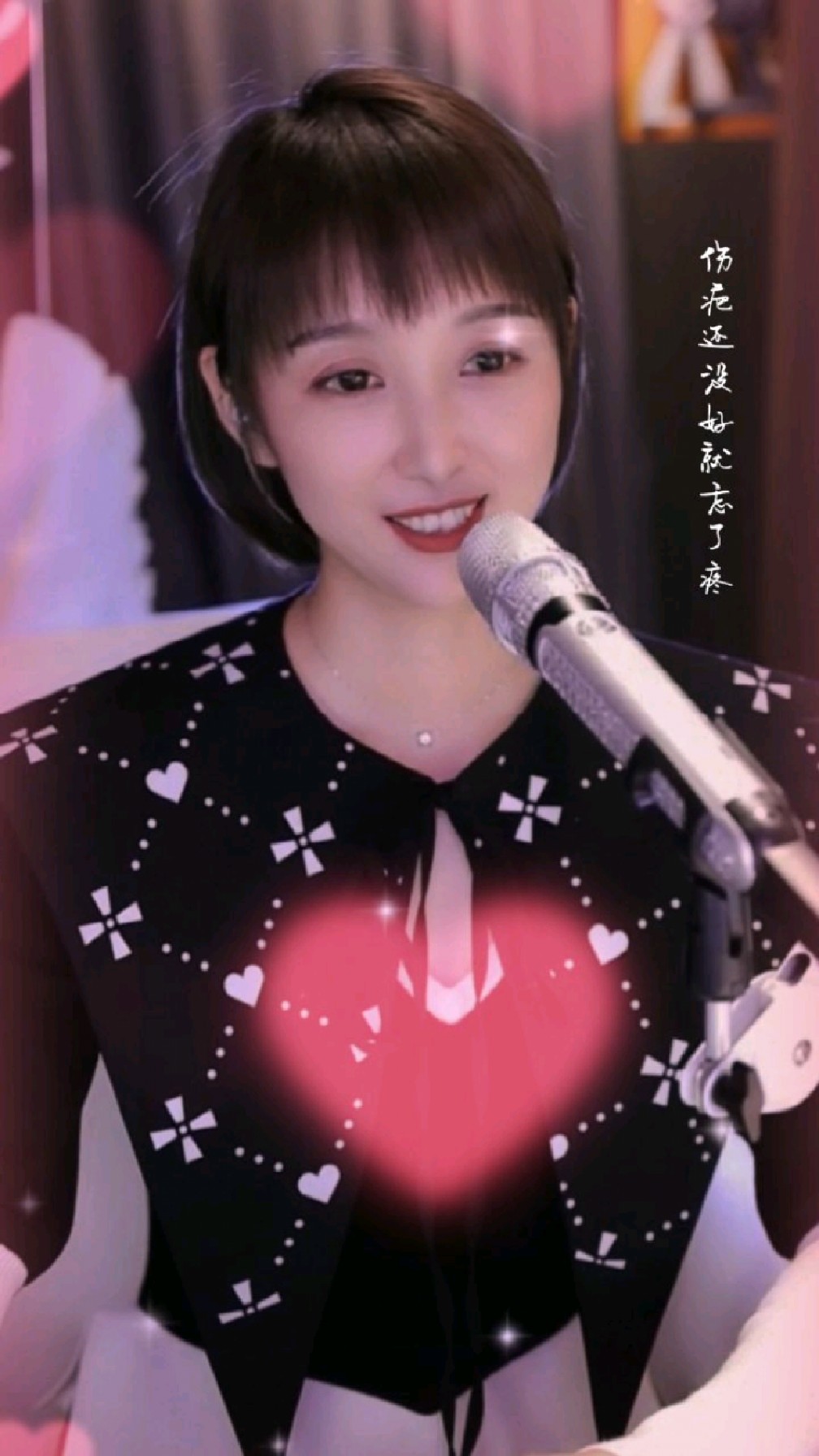 梁红演唱伤疤还没好就忘了疼深情感人的歌声令人沉醉