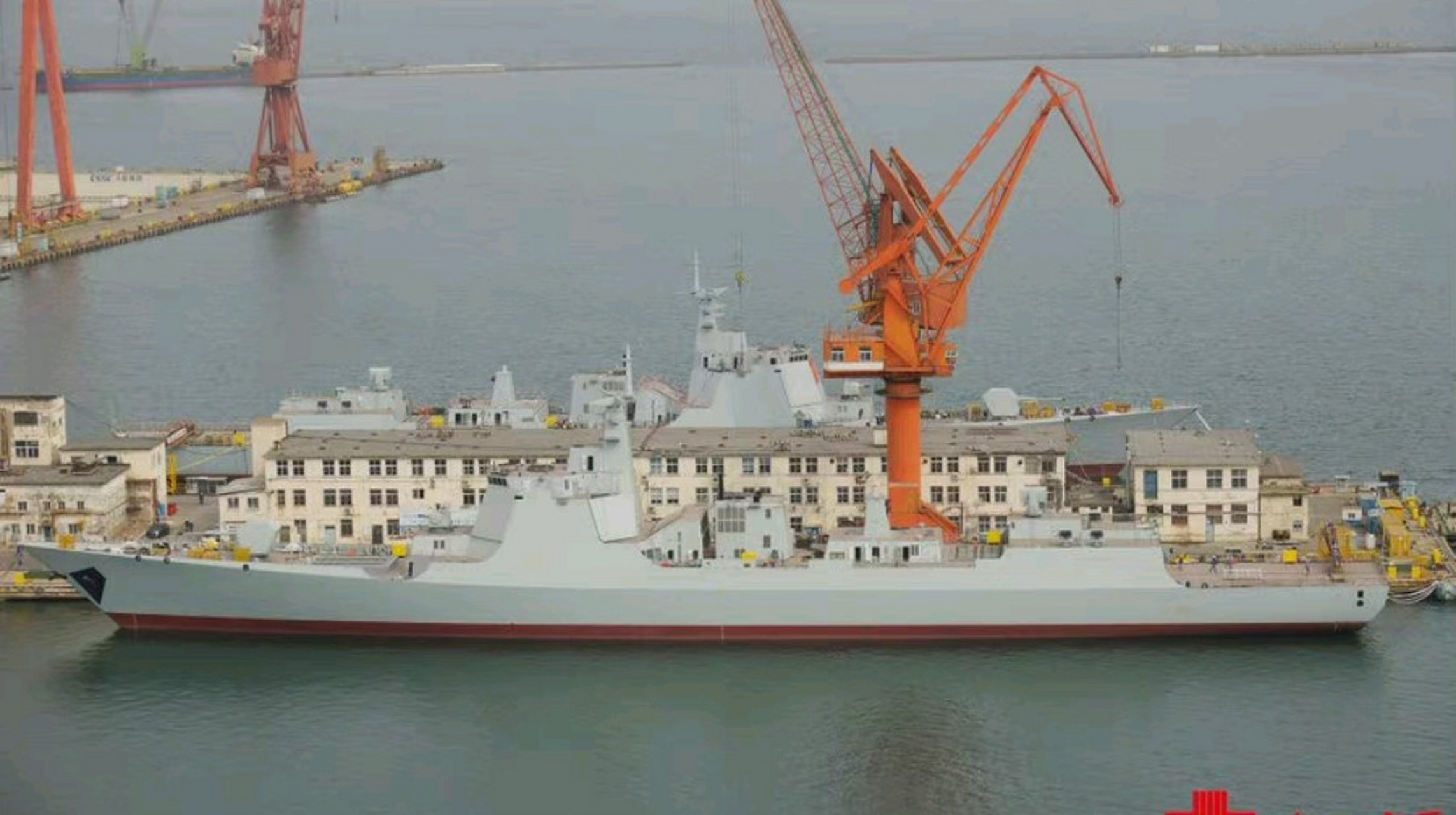 高清大图来了,总第27,28艘052d驱逐舰已于3月10日晚下水出坞,目前停靠