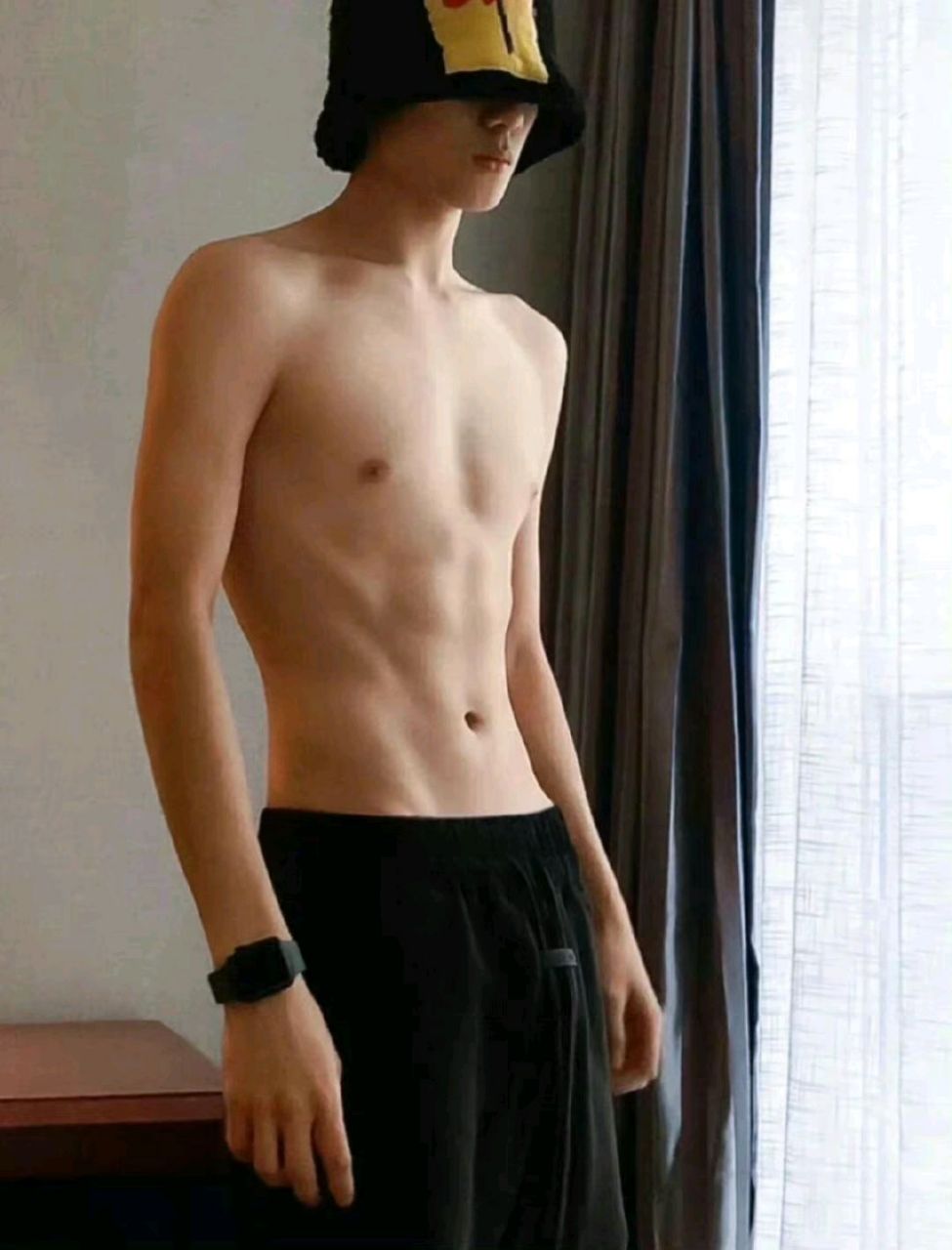 谁能拒绝有腹肌的胡先煦