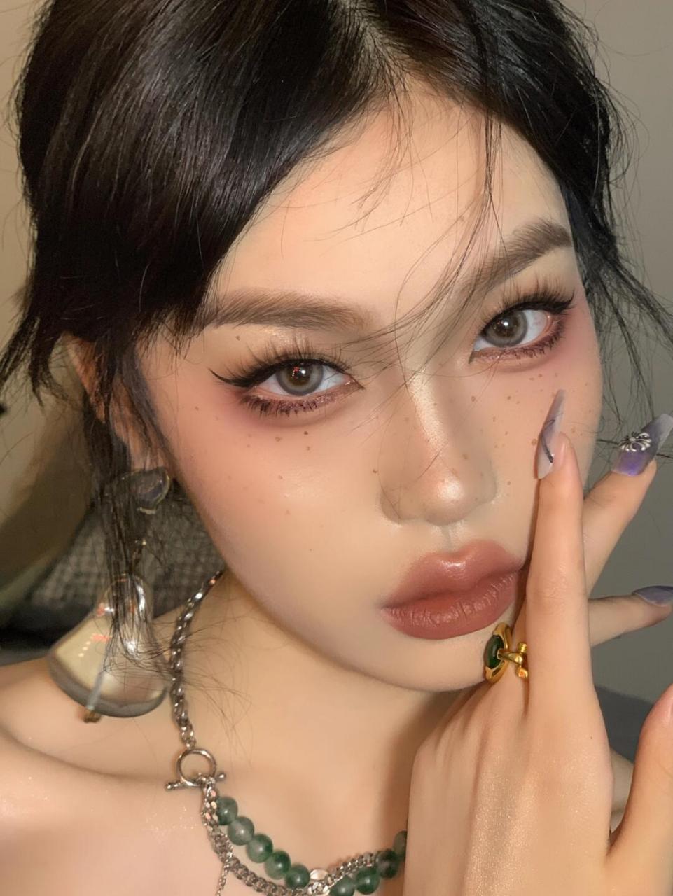 甜酷女孩清冷气质妆容, 化这个妆出门感觉自己气场180加了.