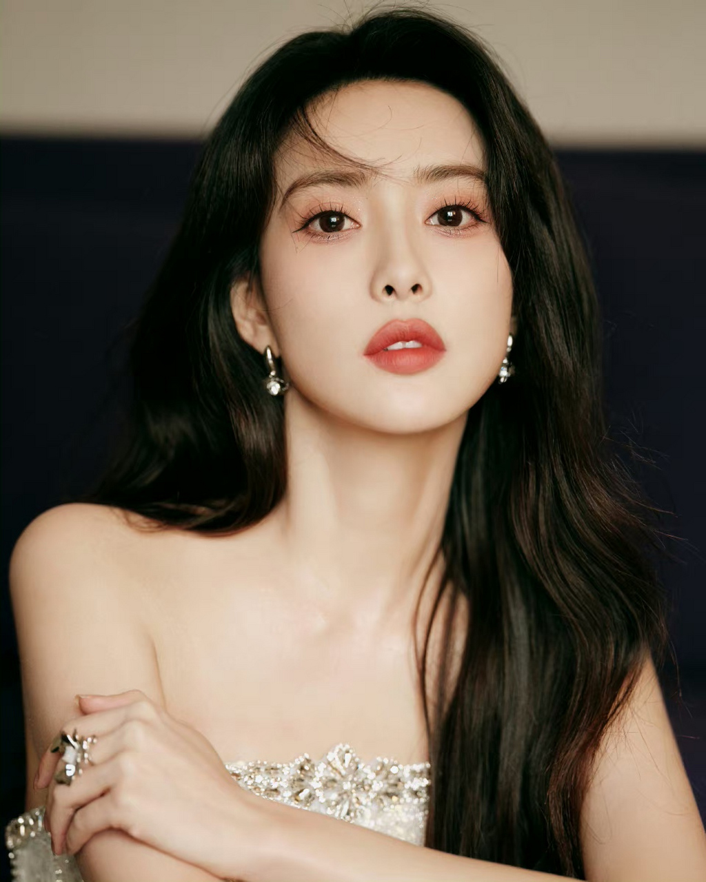 孟子义# 肤白貌美的容颜,丰满傲人的事业线,前凸后翘,香肩玉背,美腿