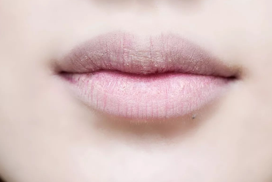 饭勺面相了解一下,口大容拳位至公侯,口垂两角衣食消缩