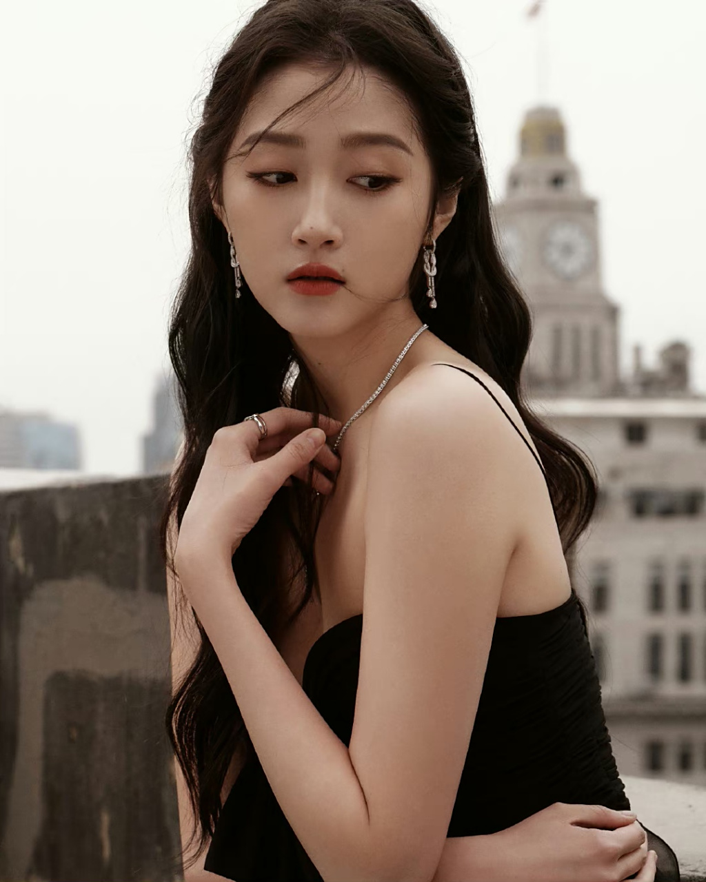 关晓彤# 一袭黑色吊带裙,肤白貌美的容颜,窈窕曼妙的身材,丰满傲人的