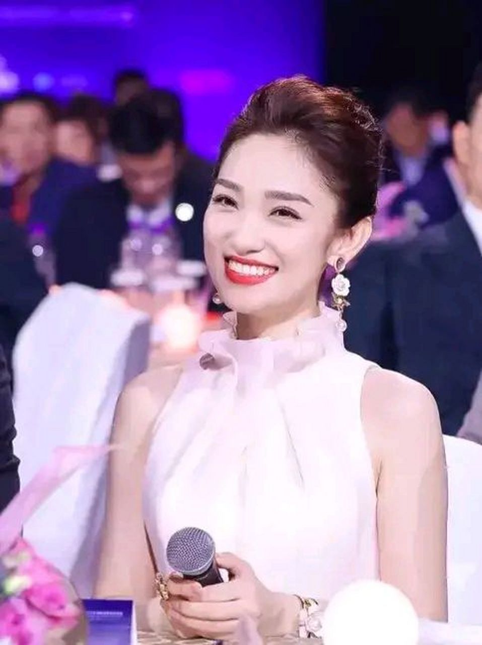 7月3日,31岁的女主持人蓝羽突然引发了热议,不过,不是因为她出众的