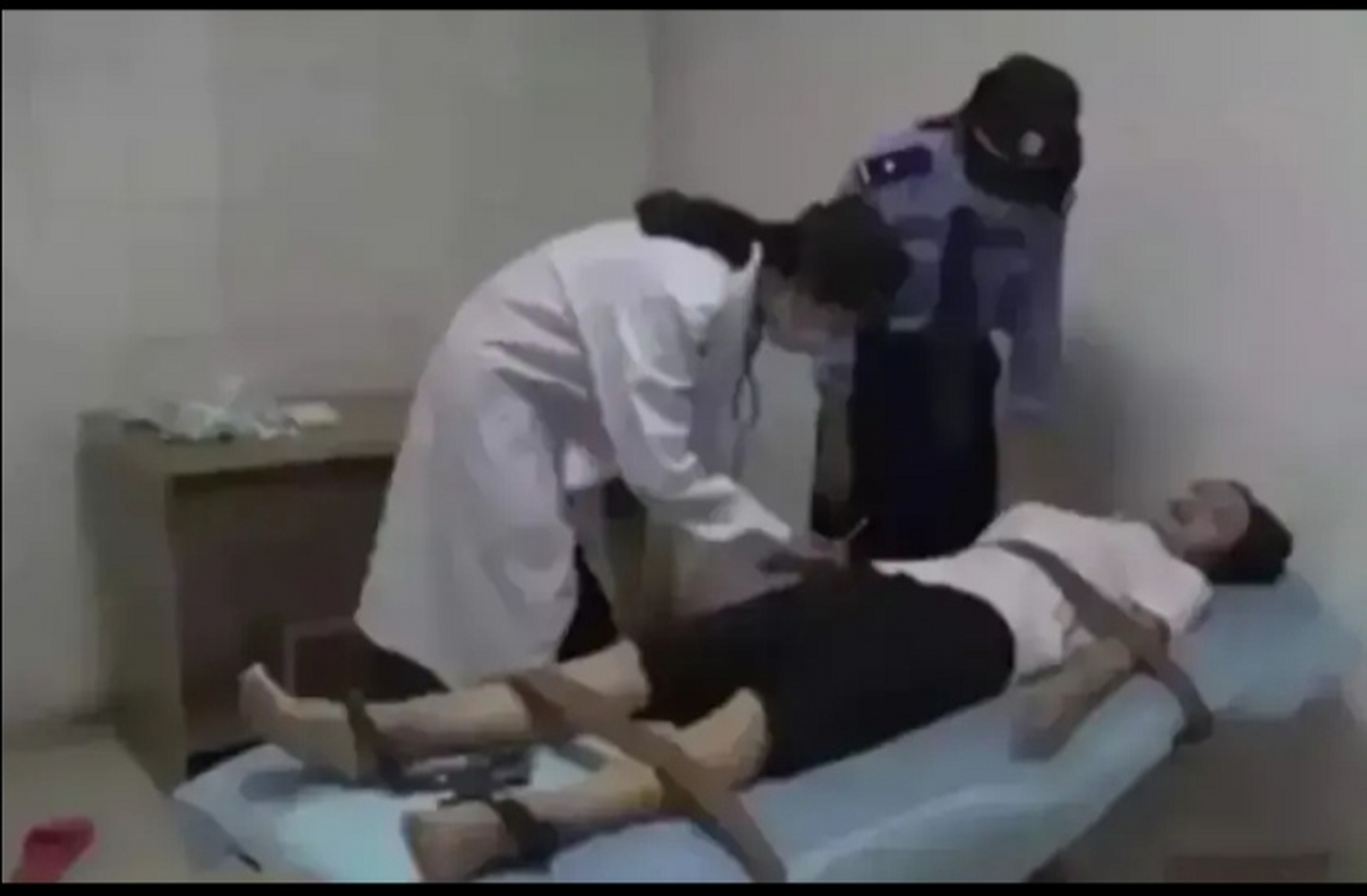 这张照片拍摄于2004年,31岁的美女大毒枭方晓红,在得知自己将要被处决