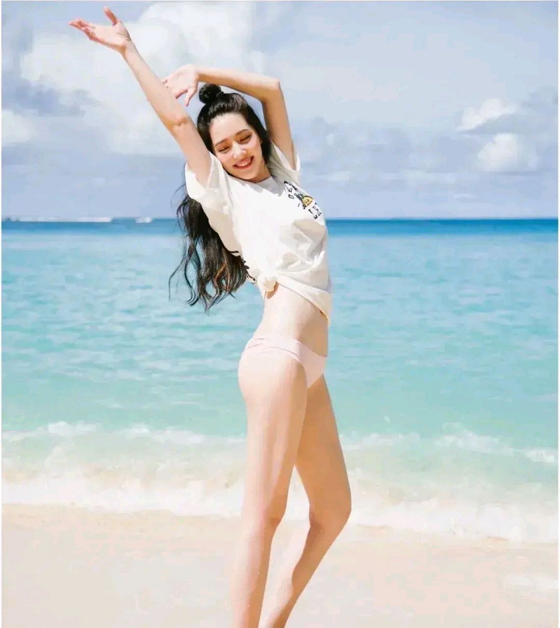 郭碧婷在海边游玩拍照,穿着游泳装的她显得身材高挑皮肤白皙身材曲线