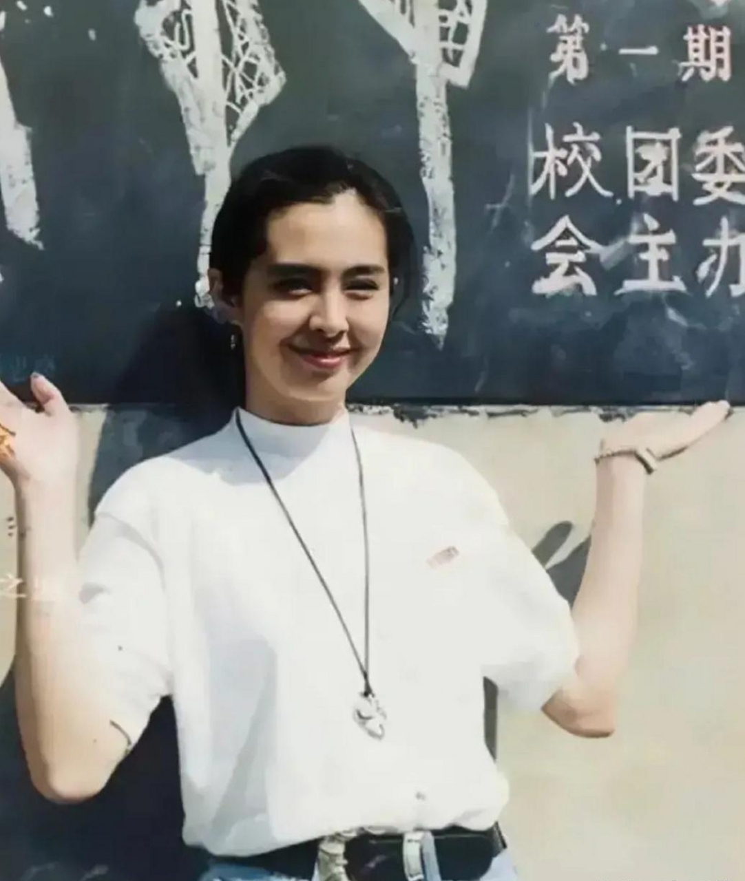 1992年,王祖贤回安徽老家祭祖探亲时的场景,一件白色t恤,一条牛仔裤