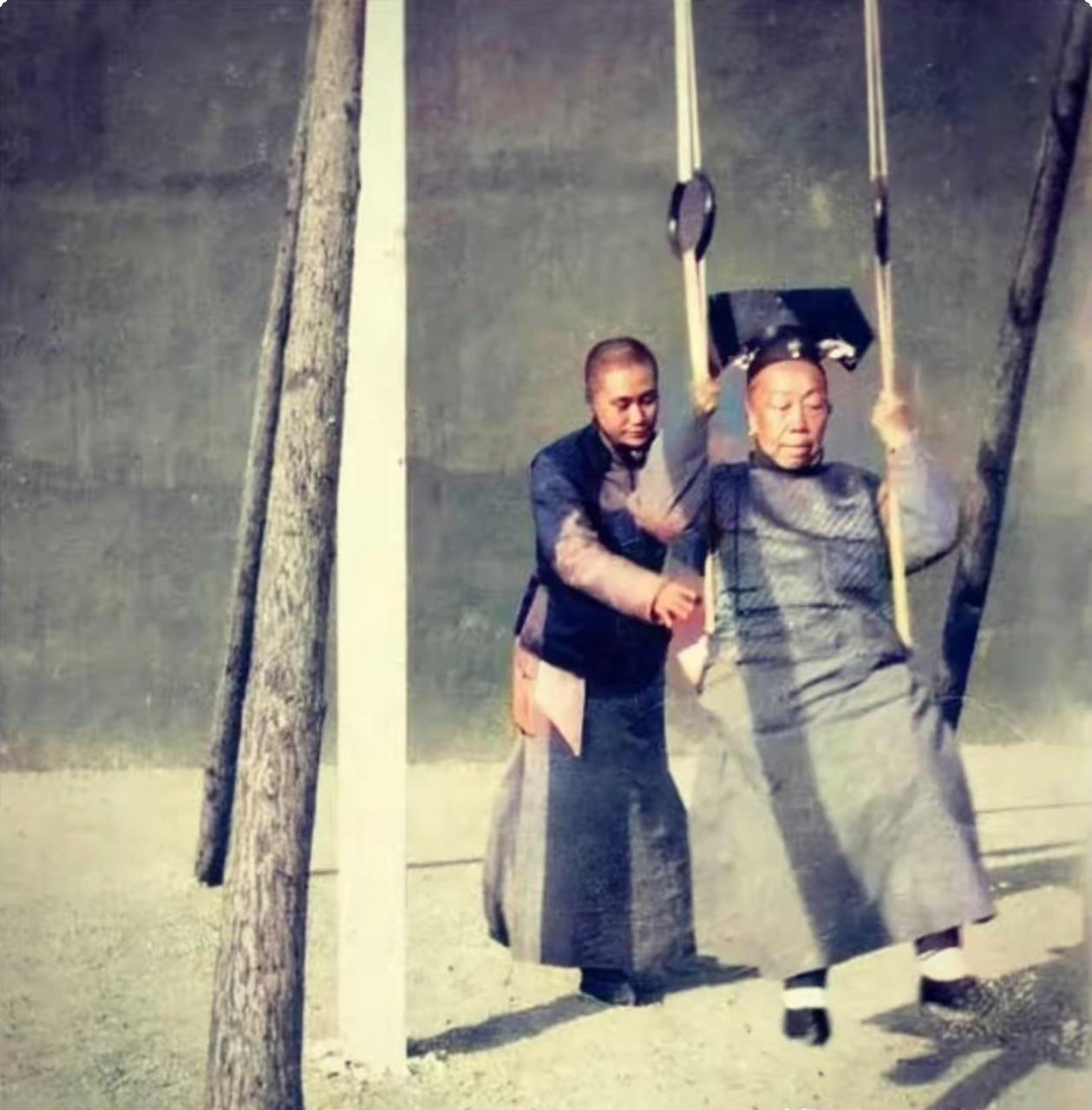 老照片讲故事/紫禁城里荡秋千的老宫女  原以为清宫剧里的宫女个个