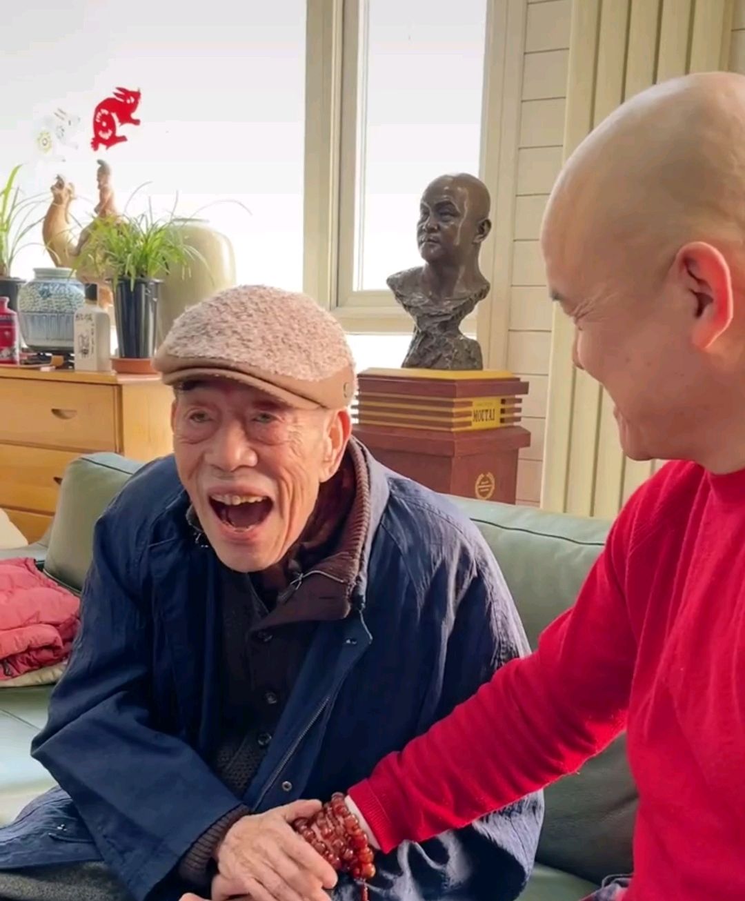 91岁杨少华与画家史国良会面,全程紧挽史国良手臂,听觉严重退化