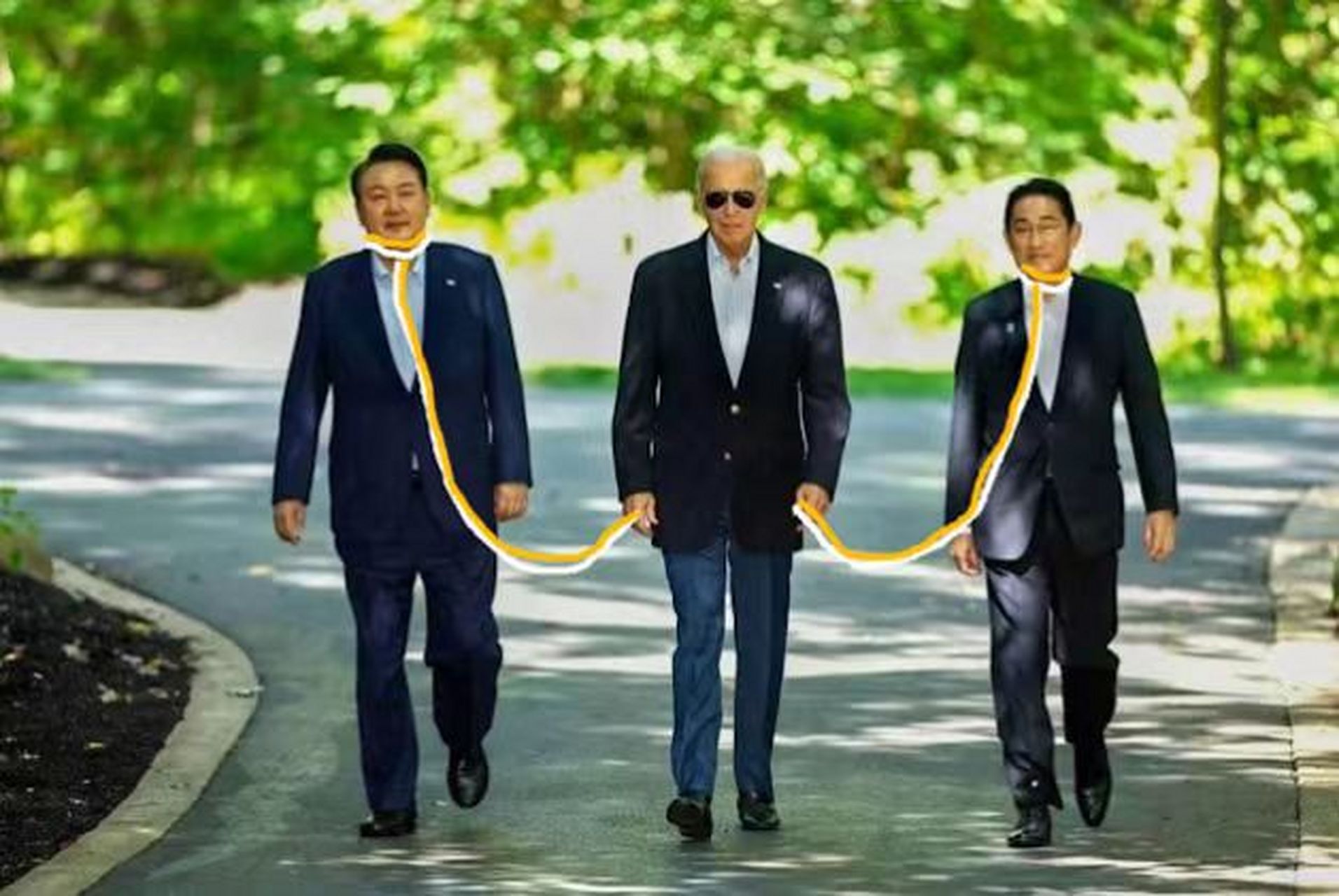 天气真好,老拜登也开始了一天的遛狗生活,两只狗子平时并不对付,而且