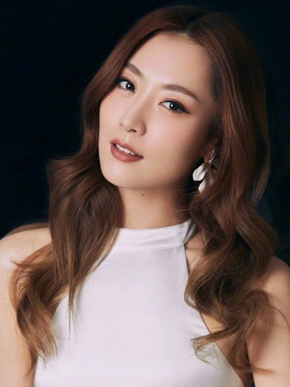 白冰清纯可爱的外表,有优秀表演,让许多人都喜欢,在娱乐圈有很多年的