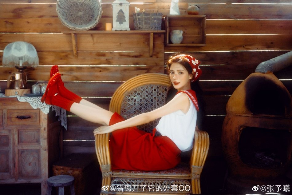 组图：张予曦秋日农场写真大片曝光浓郁雀斑妆变油画美人