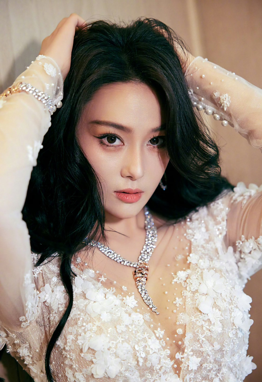 张馨予绝美白色婚纱礼服,太让人惊艳了.简直就是美出了新高度.