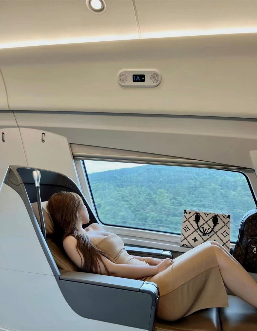 有条件的坐高铁还是要坐商务座啊,圈子不一样