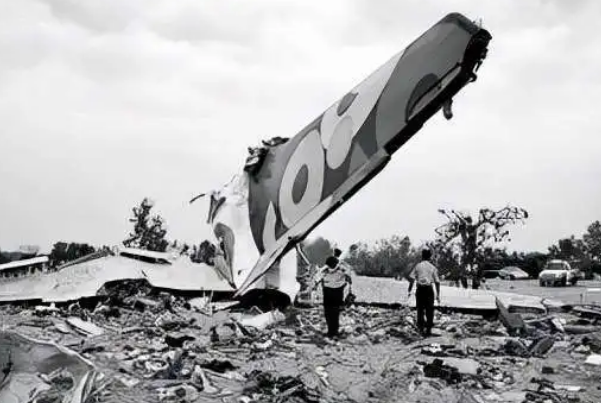 桂林11.24空难,飞机撞山坠毁粉碎性解体,最大残骸仅为一个轮毂