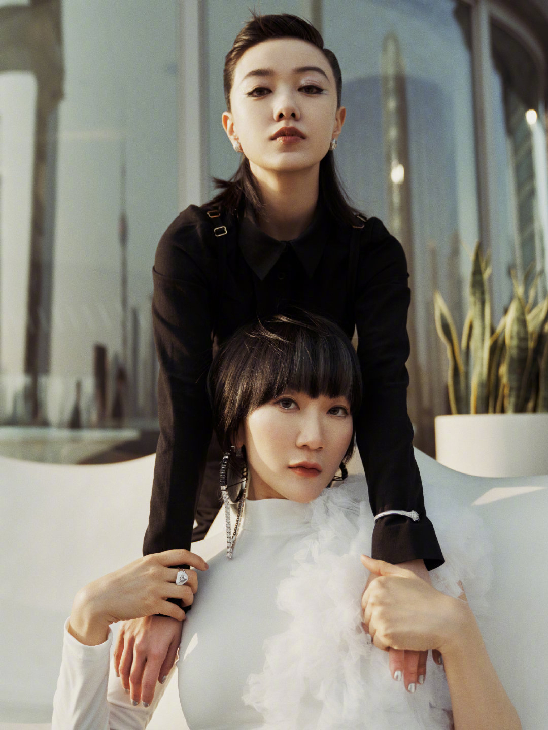 郭采洁与阿肆合拍大片,个性美里藏着冷酷叛逆与张狂