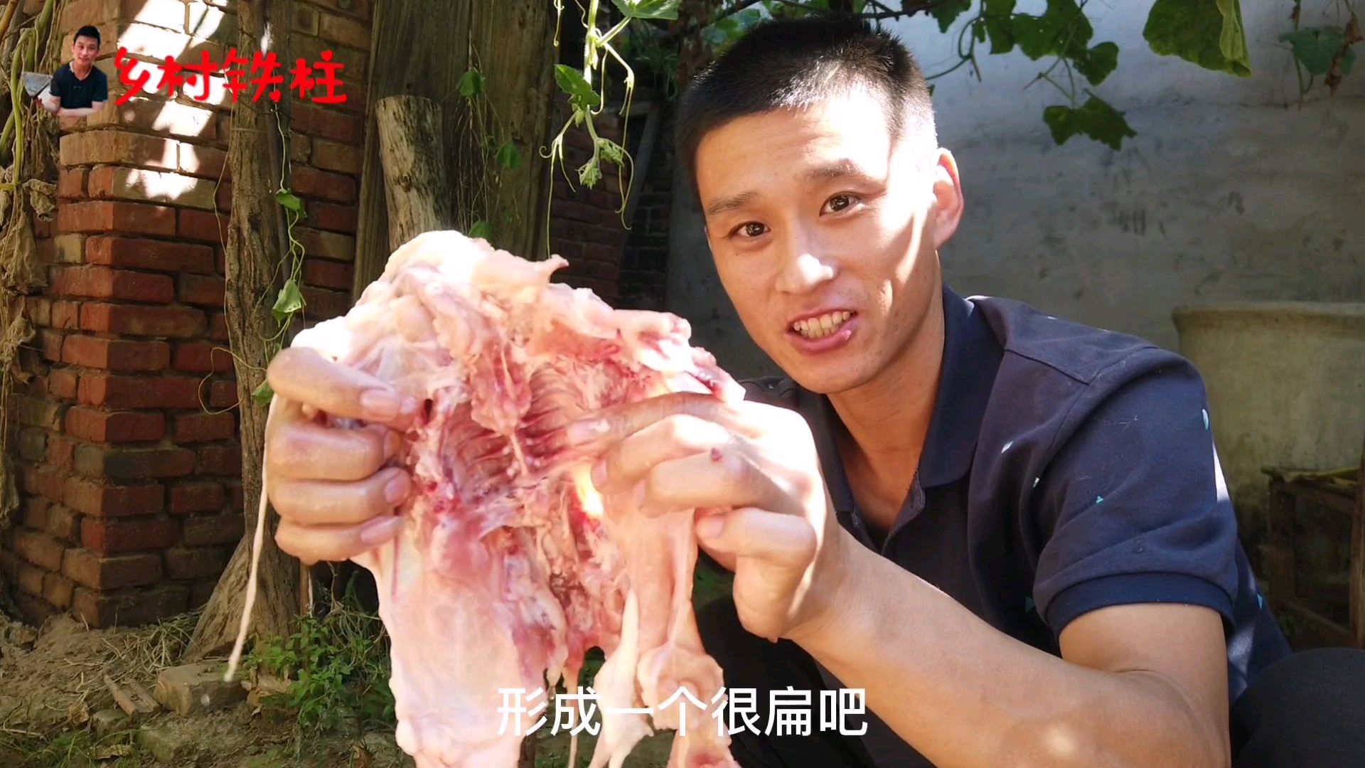 小伙680元买了一口锅,回家学习炸鸡架,没想第一次做就很成功!