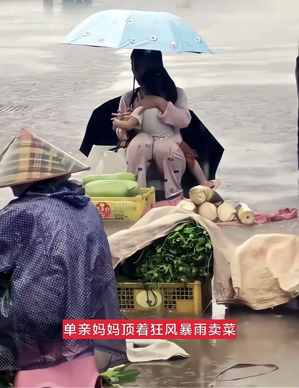 突然的狂风暴雨袭来,单亲妈妈由于经验不足,没有准备雨具,怀里的孩子