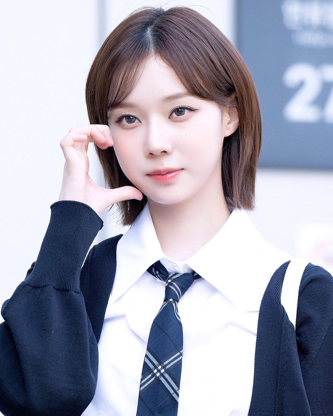 韩国女团成员winter出席活动青春靓丽学院风造型