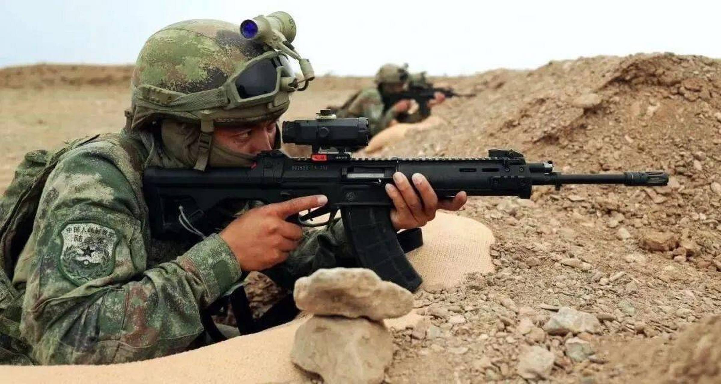 持有这一想法的人也很容易理解,95式自动步枪的前辈81式自动步枪采用