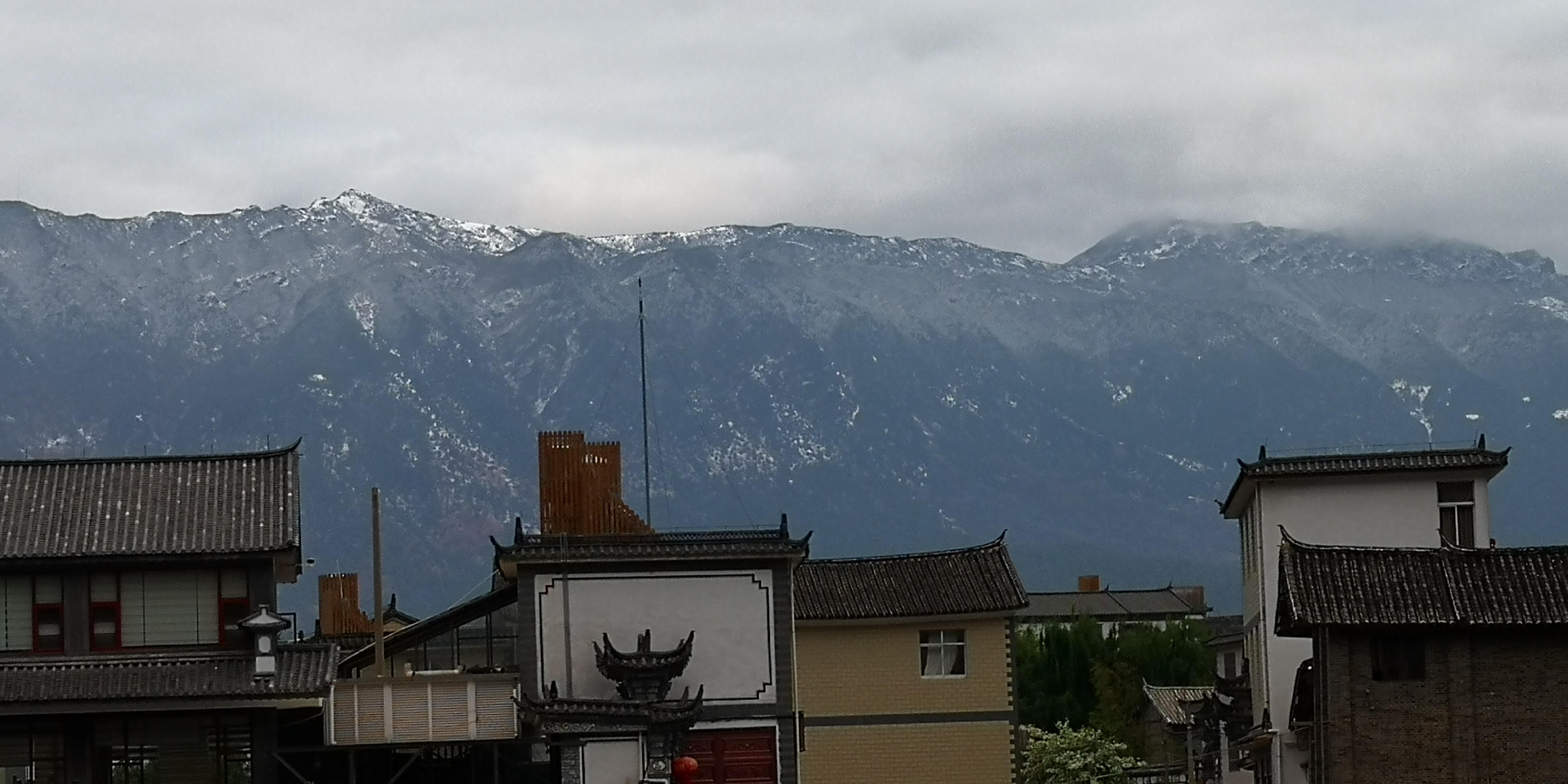 云南大理鹤庆新华村东山上下雪了