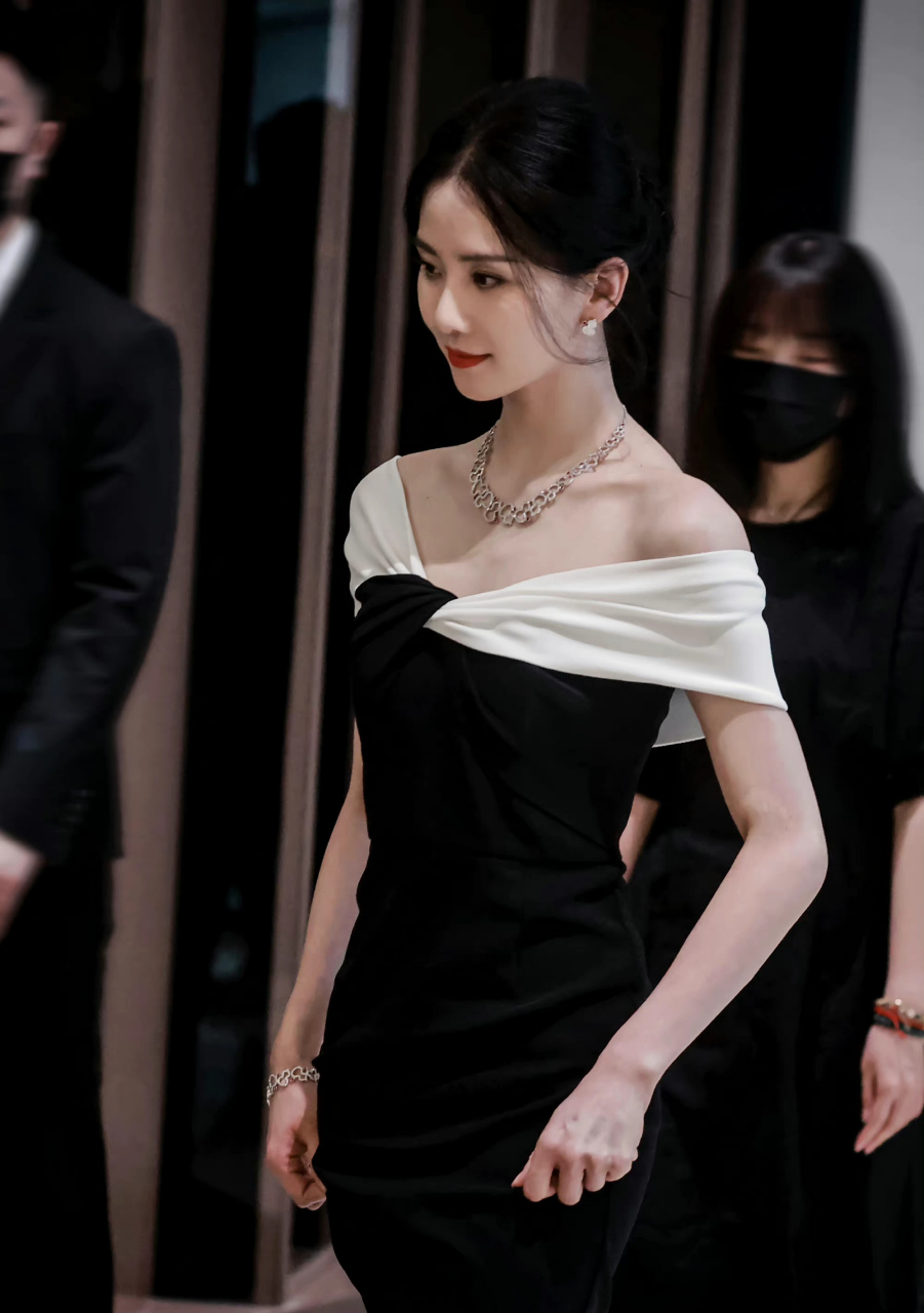 刘诗诗肩颈线条好美,气质好好