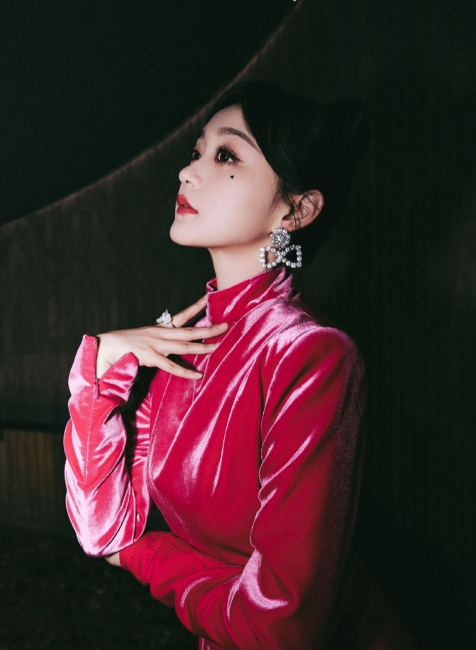 何泓姗 惊艳性感穿搭 那一抹红 好像会发光似的 真的太美了 美出了