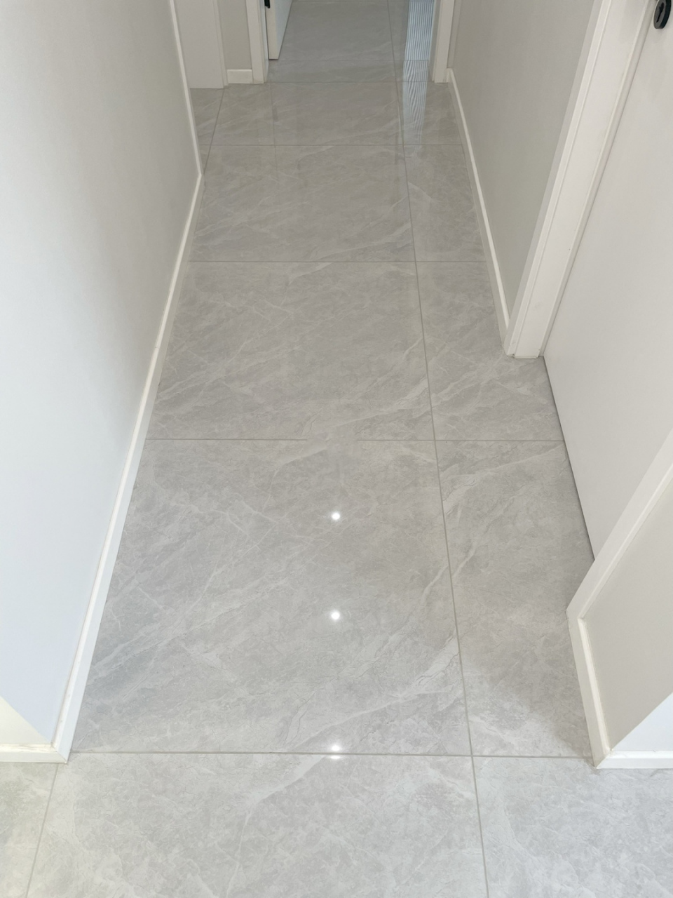 选择焦虑症又犯了怎么办?瓷砖通铺好还是卧室单独铺好[左捂脸]