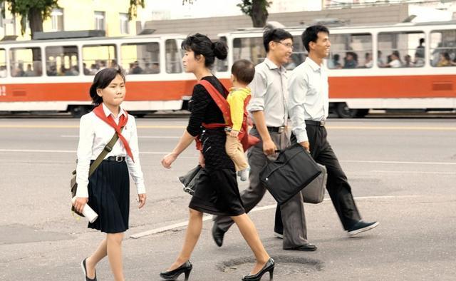 朝鮮社會中的一幅奇景,當地男子皮膚黝黑瘦削,婦女皮膚白皙