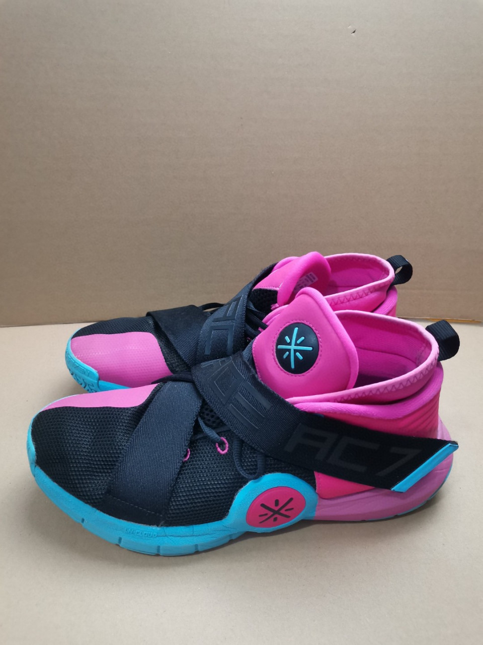 45码李宁全城7,特价85带走. 正品,二手鞋,没有开胶.