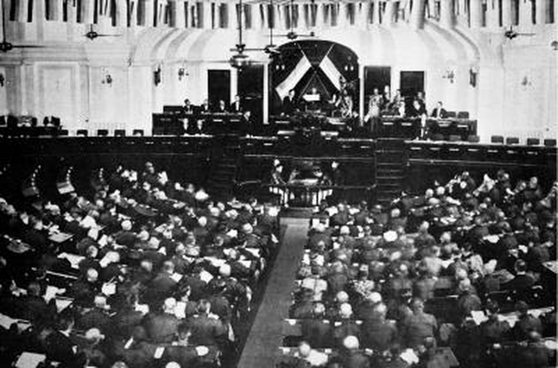 中华民国第一届国会举行开幕典礼1913年4月8日,中华民国第一届国会