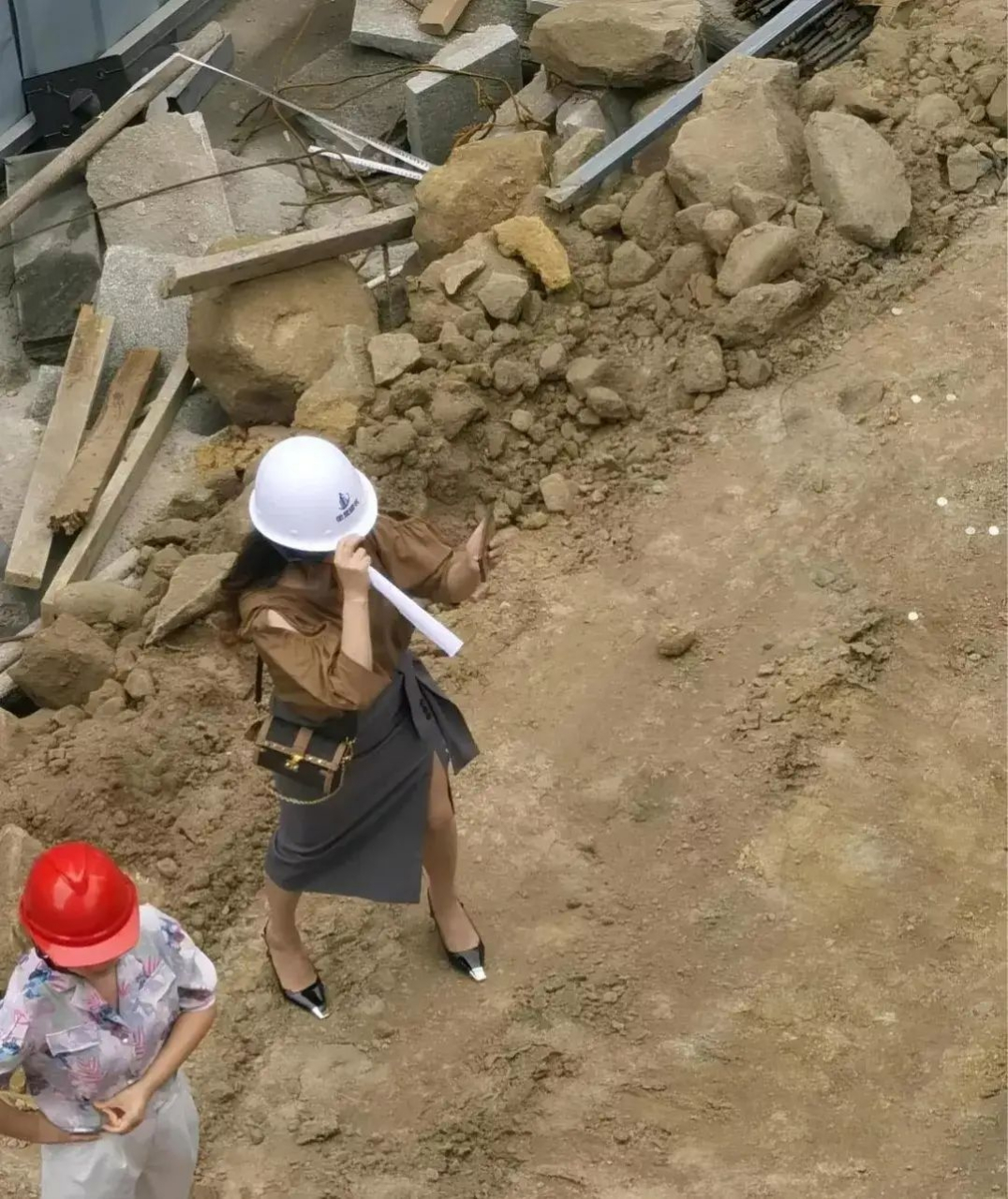 请问,在工地上穿着高跟鞋的是从事什么职务的人呢