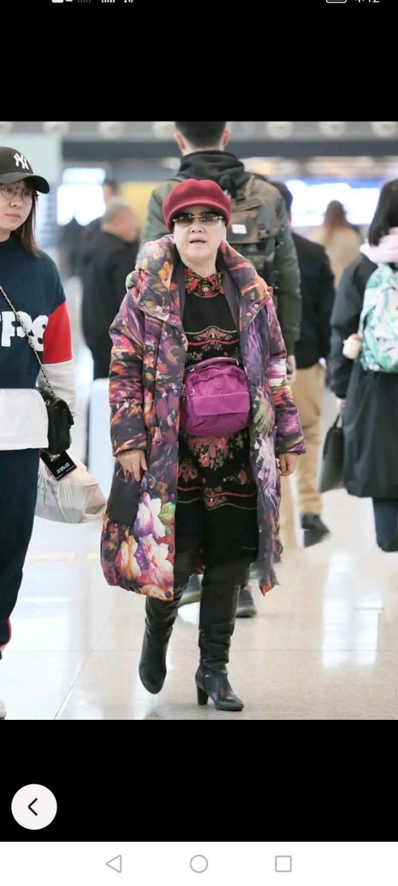 我可真佩服#历史老照片# ,歌唱家李谷一穿着一双高跟高筒皮靴,看着