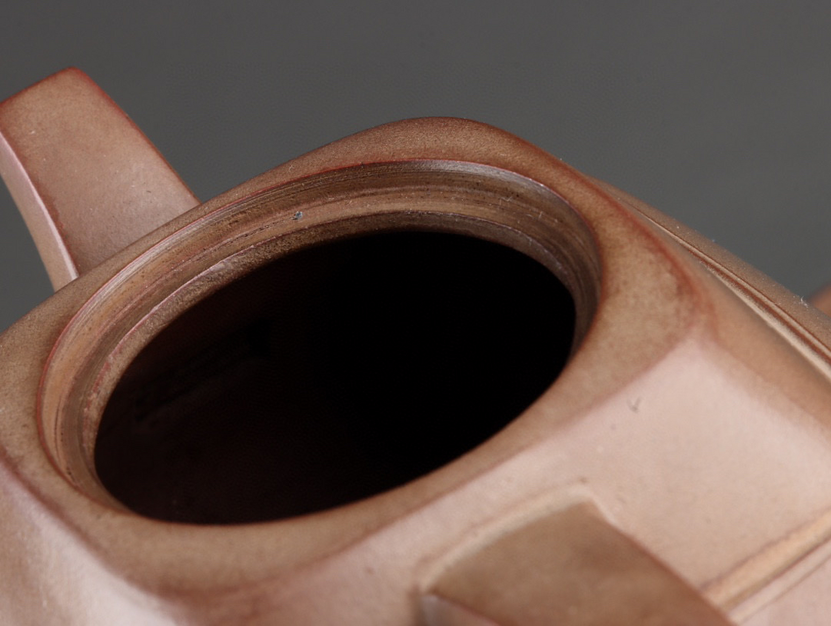 明  四方斗笠紫砂壶. 款识:沈君盛 明代 高 6×13.6cm