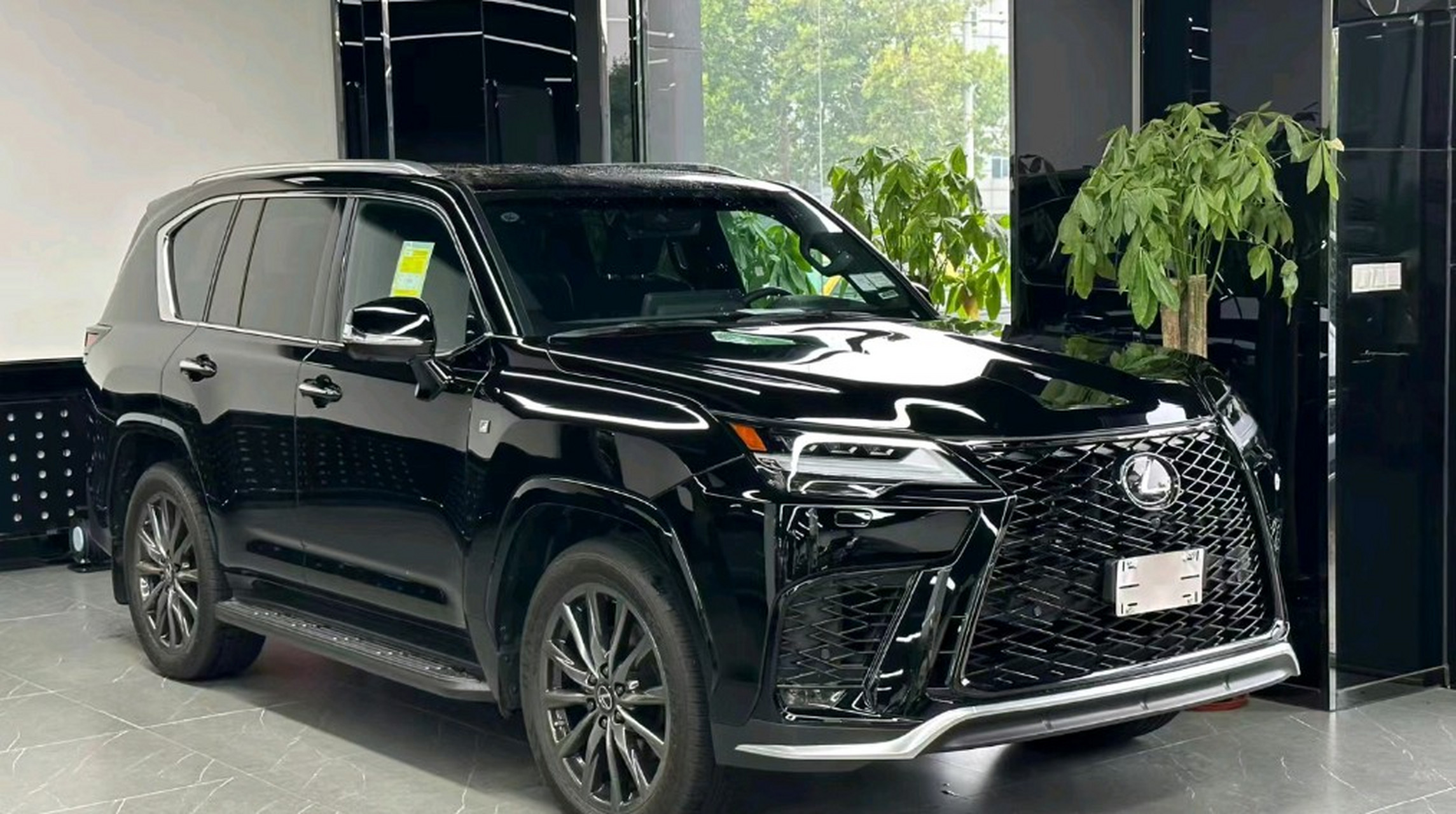 汽车# 不愧是旗舰,运动版雷克萨斯lx600抵达国内,3.5t 10at,真霸气