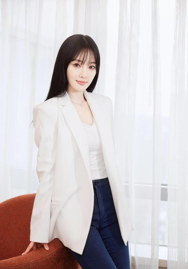 李小璐格子衬衫内搭印花t恤,尽显年轻态,丝毫不像孩她妈