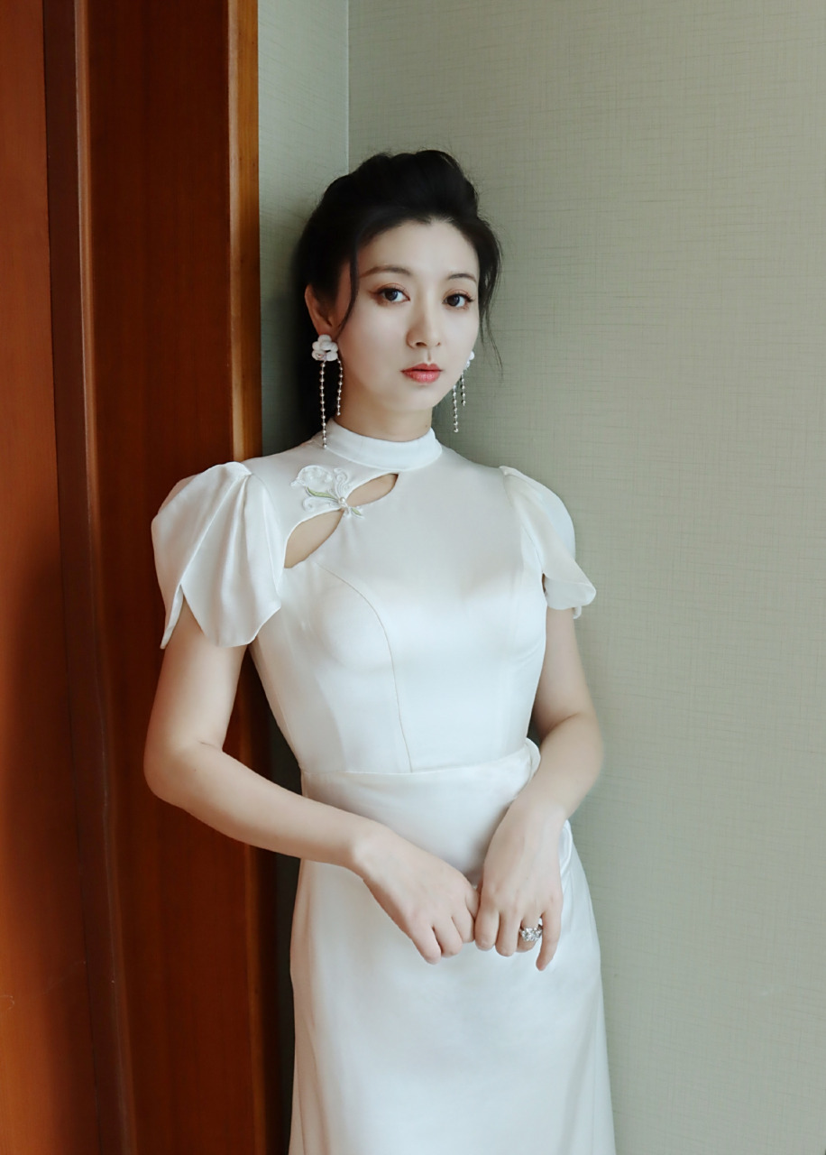 斓曦本人,就是端庄的代名词,这件衣服可太适合她了!