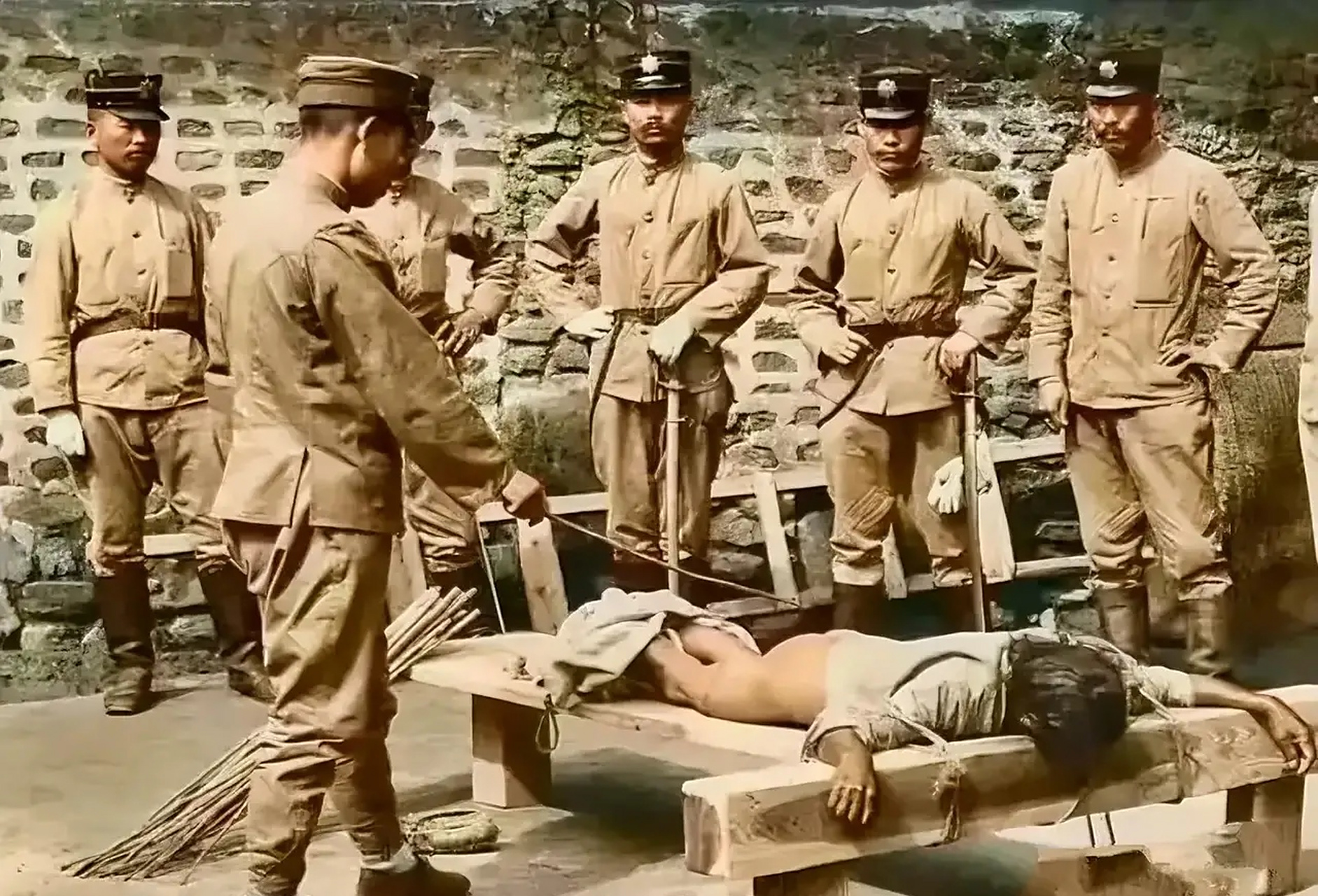 1934年,沈阳监狱内一个女英雄被日寇剥去了裤子,裸露出了下半身, 一个