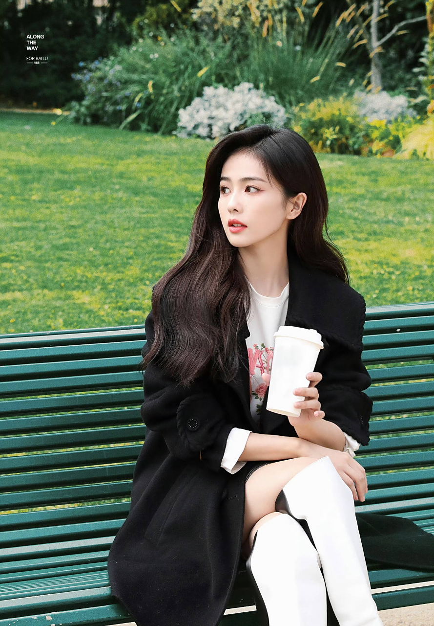 白鹿街拍身材好辣,各种风格的穿搭都很美,尤其是这次巴黎的时装穿搭